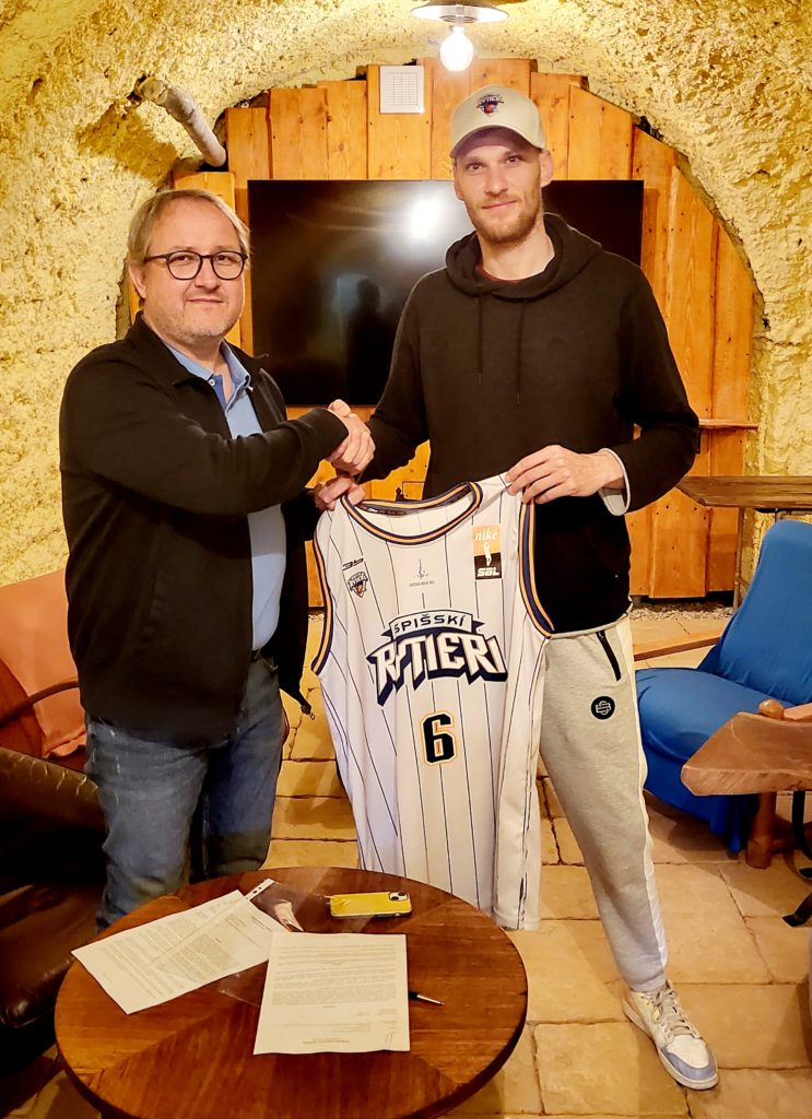 Rytiersky zbroj na seba navlečie trojnásobný majster Slovenska